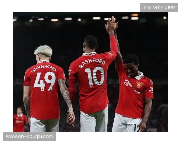 实时战术板：切尔西变阵三中卫，成功遏制曼联边路攻势